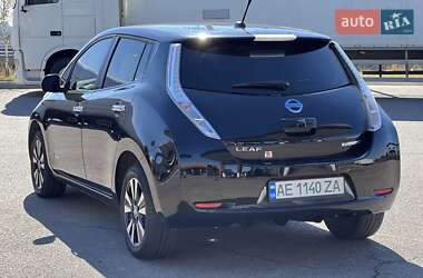 Хэтчбек Nissan Leaf 2013 в 