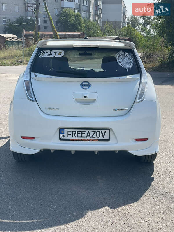 Хэтчбек Nissan Leaf 2014 в Коростене