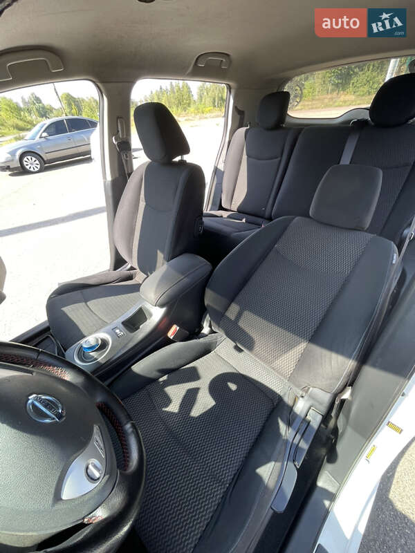 Хэтчбек Nissan Leaf 2014 в Коростене