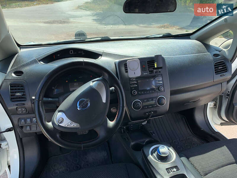 Хэтчбек Nissan Leaf 2014 в Коростене