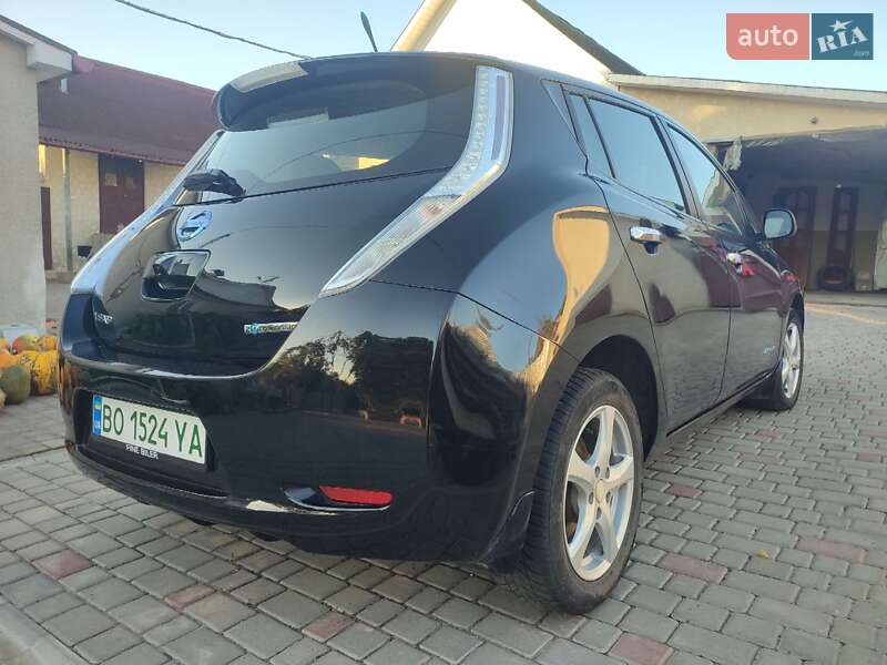 Хэтчбек Nissan Leaf 2015 в Шумске