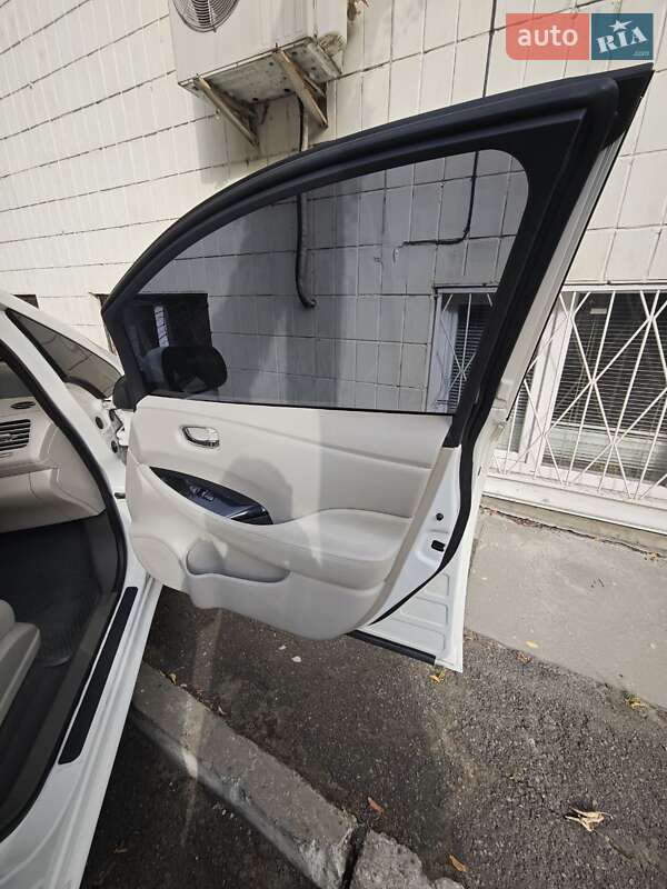 Хэтчбек Nissan Leaf 2016 в Киеве