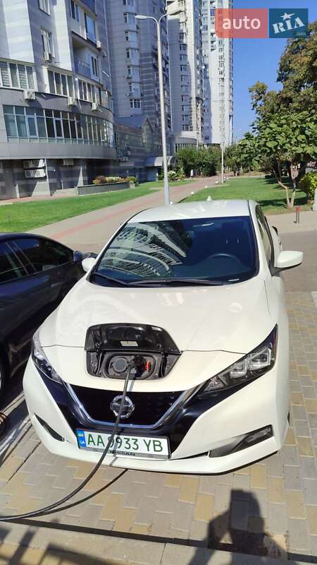 Хэтчбек Nissan Leaf 2018 в Киеве