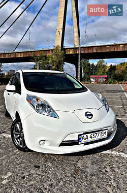 Хетчбек Nissan Leaf 2015 в 
