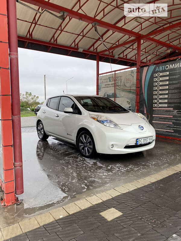 Хэтчбек Nissan Leaf 2013 в Буске