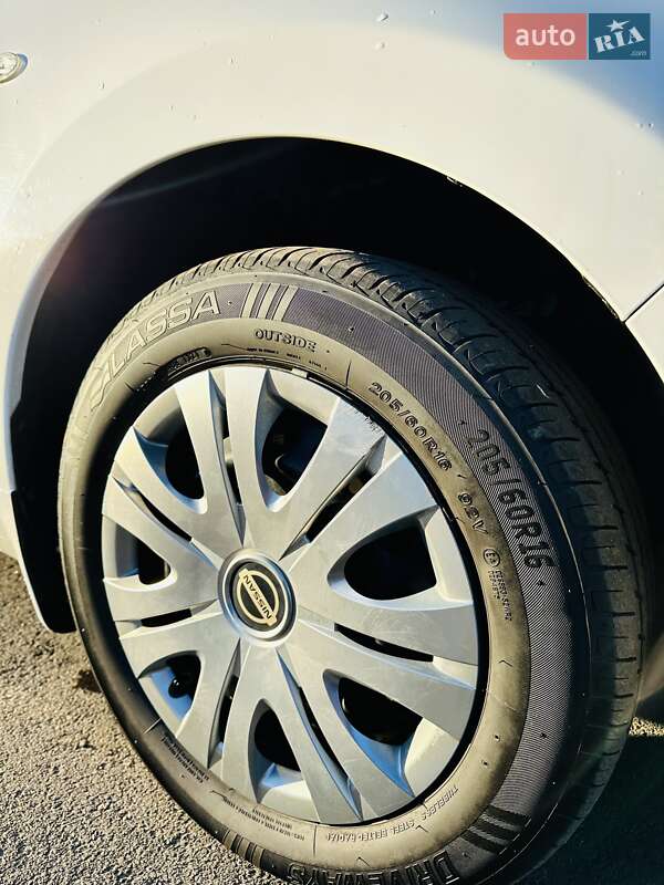 Хэтчбек Nissan Leaf 2015 в Киеве