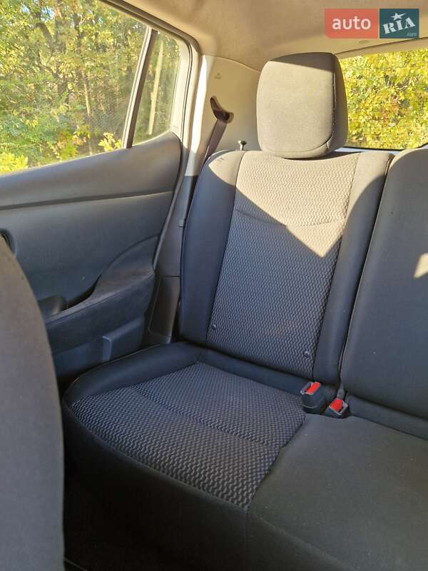 Хетчбек Nissan Leaf 2015 в Дніпрі