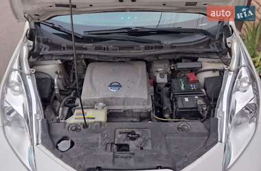 Хэтчбек Nissan Leaf 2013 в 