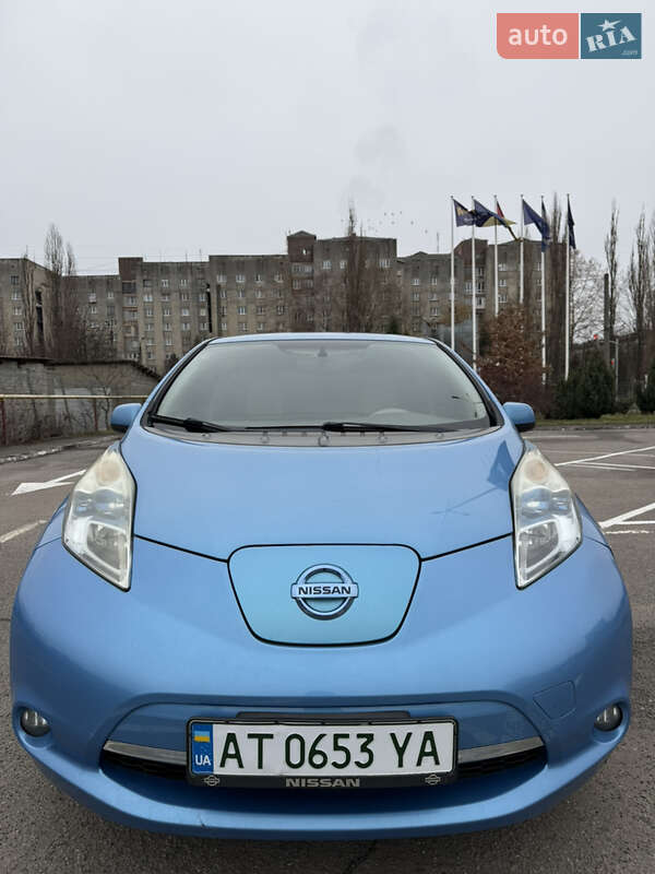 Хэтчбек Nissan Leaf 2011 в 