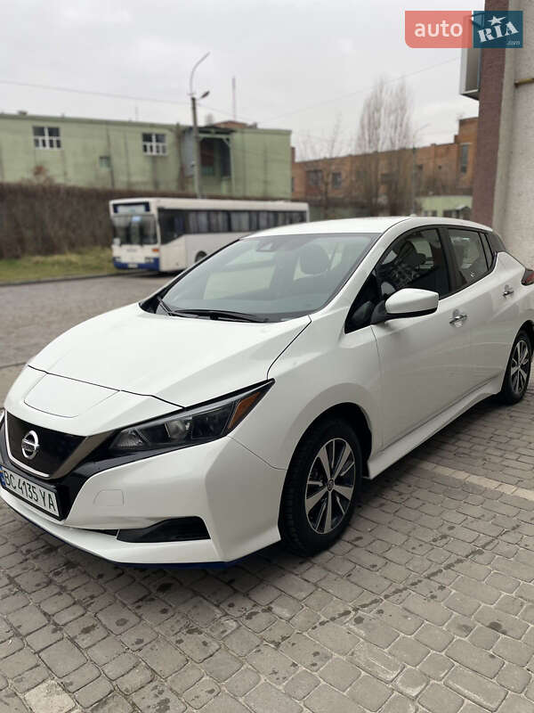 Хэтчбек Nissan Leaf 2022 в 