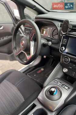 Хэтчбек Nissan Leaf 2022 в 