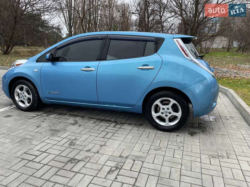 Хэтчбек Nissan Leaf 2011 в Днепре