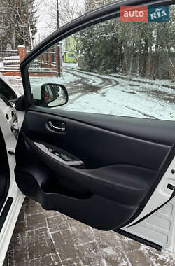 Хэтчбек Nissan Leaf 2013 в 