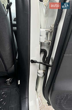 Хэтчбек Nissan Leaf 2013 в 