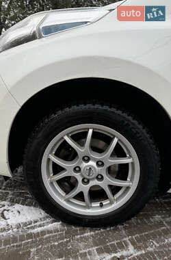Хэтчбек Nissan Leaf 2013 в 