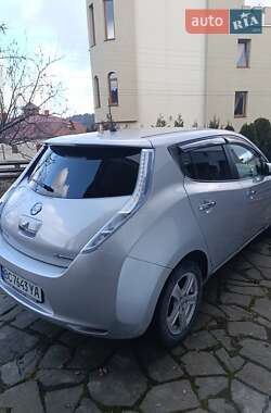 Хэтчбек Nissan Leaf 2012 в Сходнице