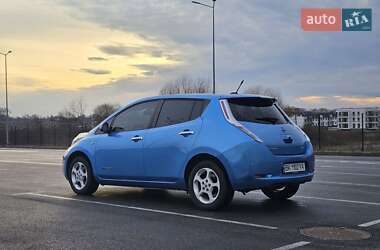 Хэтчбек Nissan Leaf 2010 в 