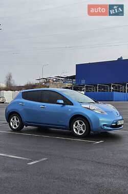 Хэтчбек Nissan Leaf 2010 в 