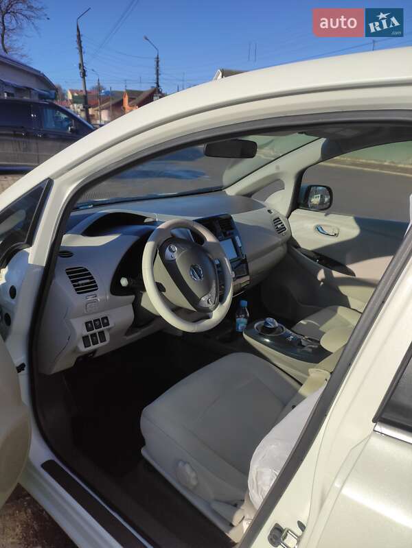 Хэтчбек Nissan Leaf 2012 в Заставной