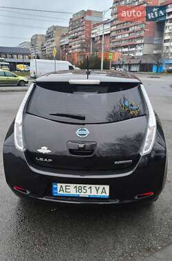 Хэтчбек Nissan Leaf 2015 в 