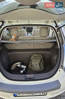 Хэтчбек Nissan Leaf 2012 в 