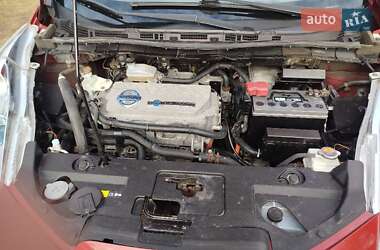 Хэтчбек Nissan Leaf 2012 в 