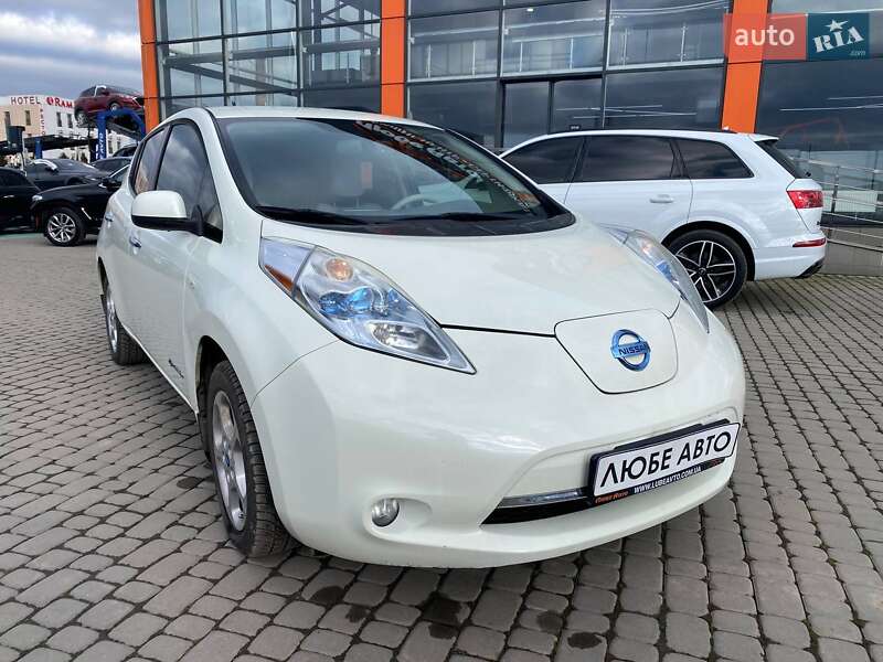 Хэтчбек Nissan Leaf 2011 в 