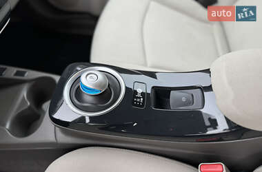 Хэтчбек Nissan Leaf 2012 в 