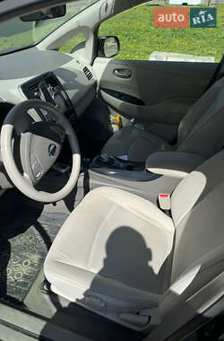 Хэтчбек Nissan Leaf 2012 в 