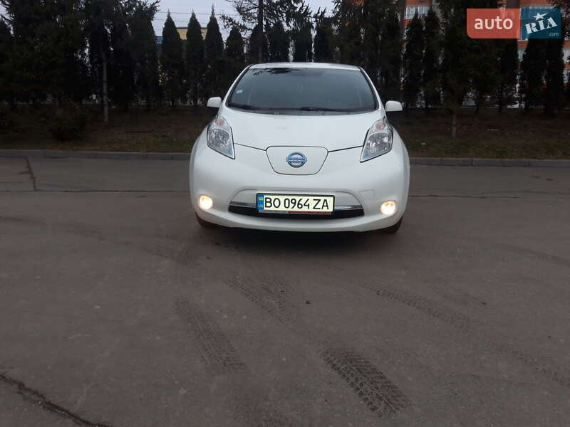 Хэтчбек Nissan Leaf 2016 в 