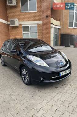Хетчбек Nissan Leaf 2015 в 