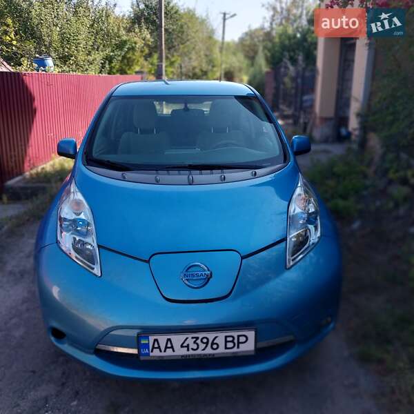 Хэтчбек Nissan Leaf 2012 в 
