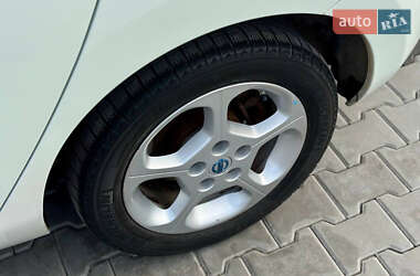 Хэтчбек Nissan Leaf 2012 в 