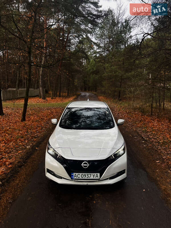 Хэтчбек Nissan Leaf 2023 в 