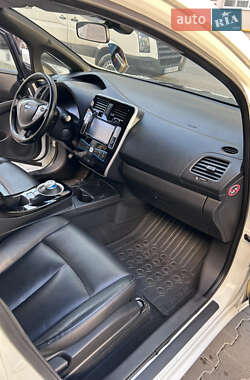Хэтчбек Nissan Leaf 2015 в 
