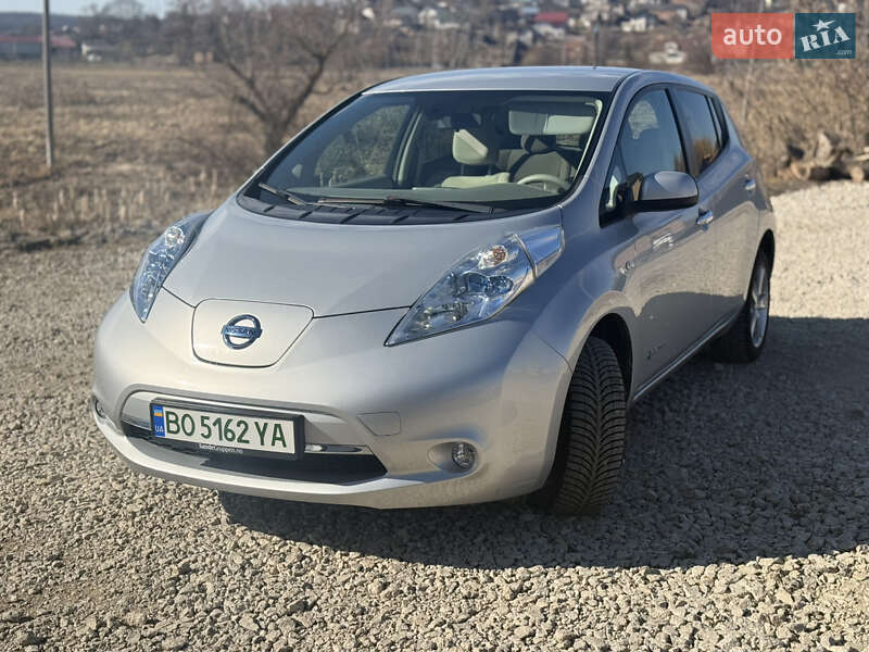 Хэтчбек Nissan Leaf 2013 в 