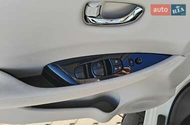 Хэтчбек Nissan Leaf 2012 в 