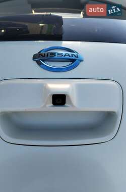Хэтчбек Nissan Leaf 2012 в 
