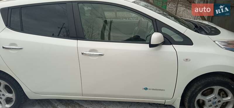Хэтчбек Nissan Leaf 2013 в 
