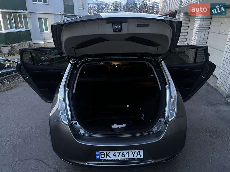 Хэтчбек Nissan Leaf 2015 в Ровно