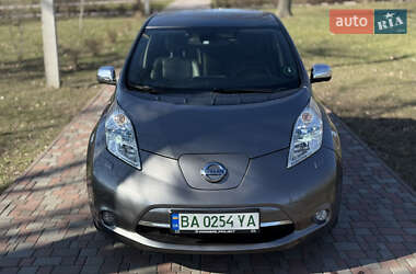 Хэтчбек Nissan Leaf 2013 в 