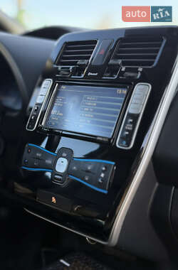 Хэтчбек Nissan Leaf 2013 в 