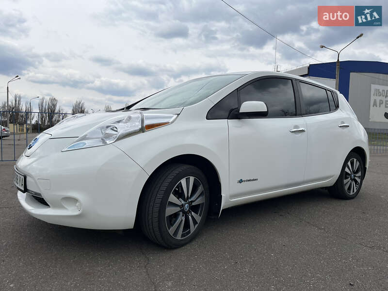 Хетчбек Nissan Leaf 2015 в 