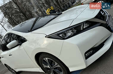 Хэтчбек Nissan Leaf 2022 в 