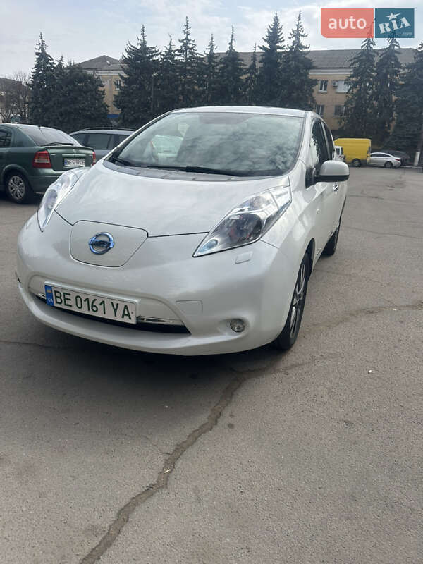 Хэтчбек Nissan Leaf 2017 в 