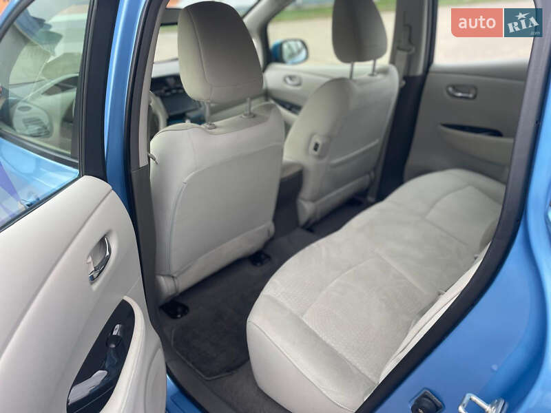 Хетчбек Nissan Leaf 2011 в Бурштині
