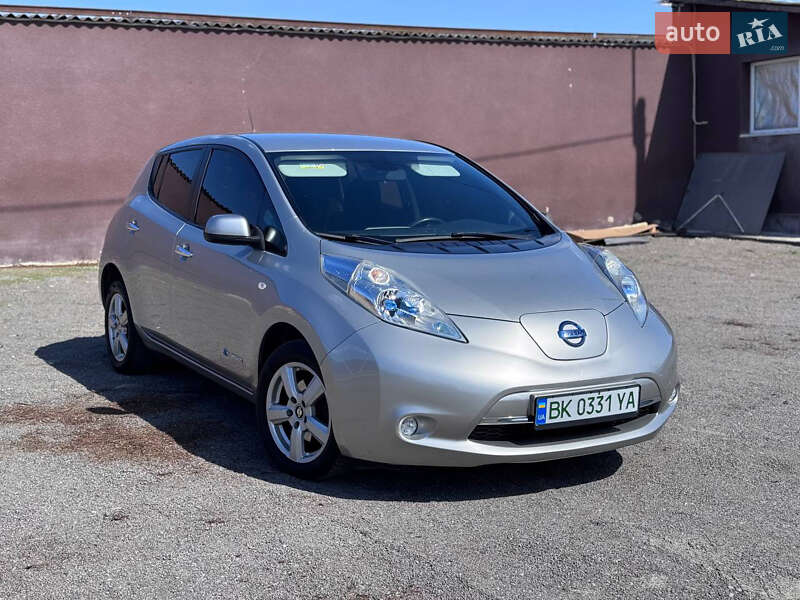 Хэтчбек Nissan Leaf 2013 в 