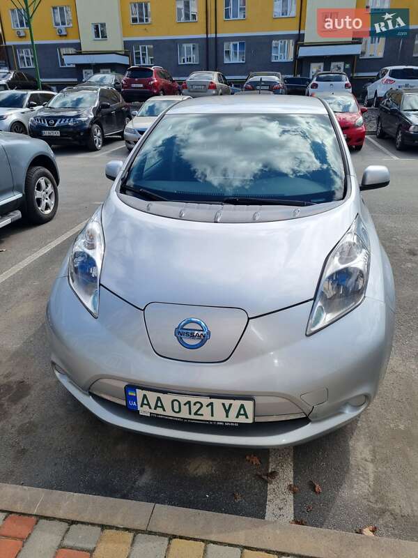 Хетчбек Nissan Leaf 2013 в 