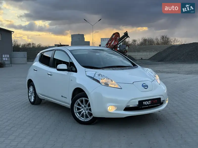 Хэтчбек Nissan Leaf 2013 в 