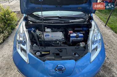 Хэтчбек Nissan Leaf 2012 в 